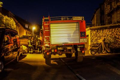 Stuttgart: Gartengrundstueck brennt vollstaendig nieder